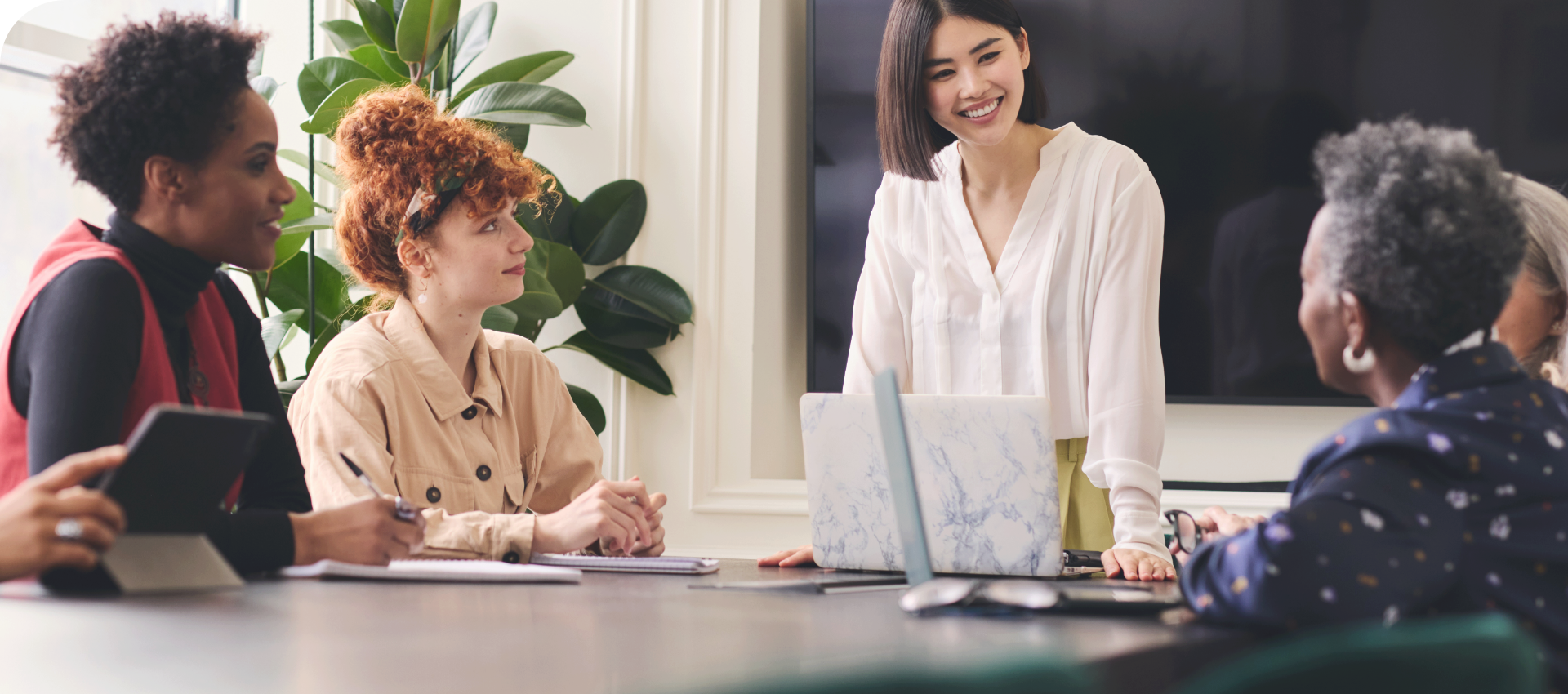 une femme qui dirige une réunion